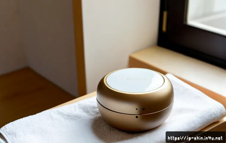 피부관리 디바이스  미니 마사지기 추천 - Photorealistic close-up of a compact handheld facial mini massager beside simple skincare items on a...